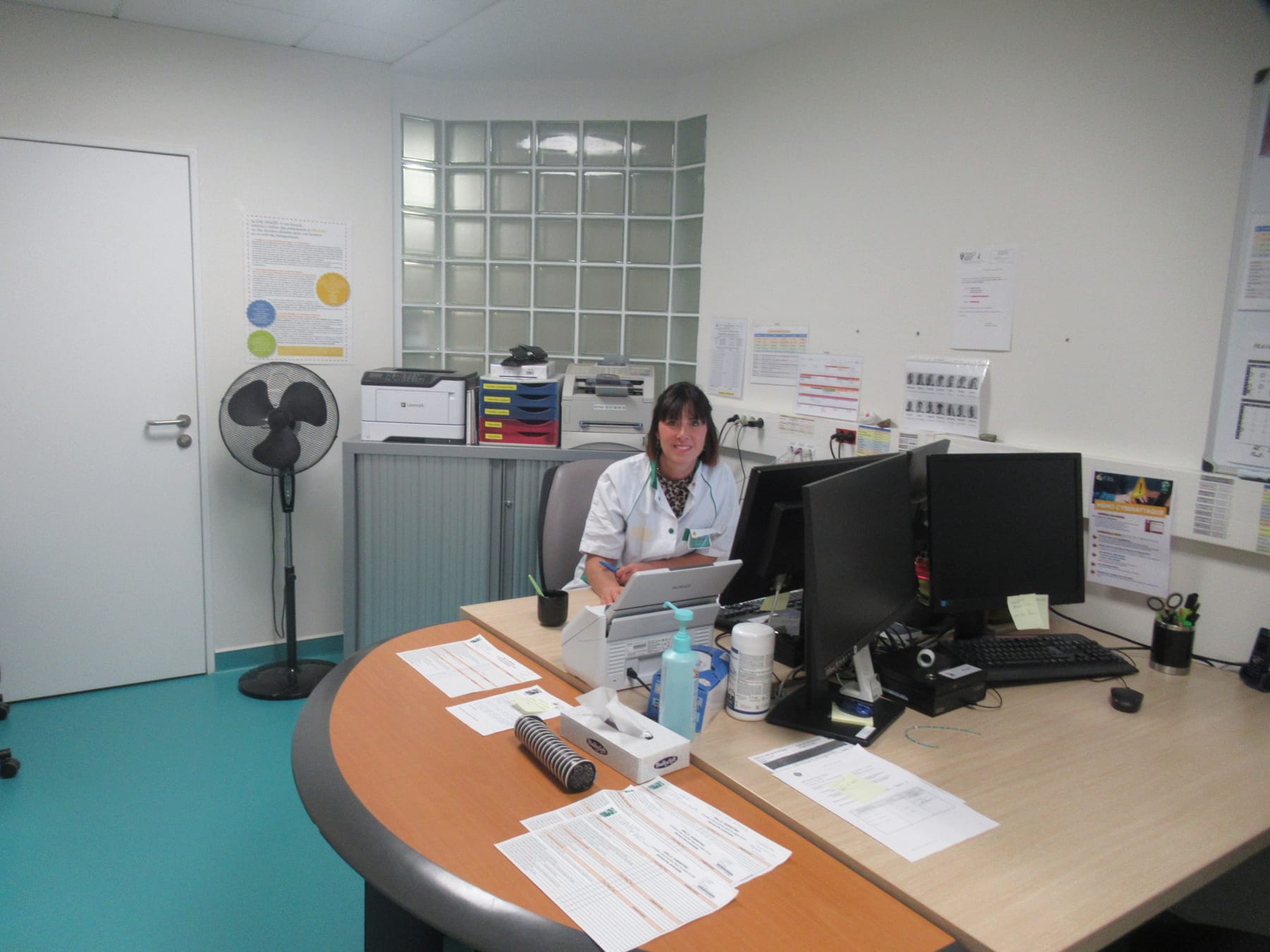Une infirmière de la coordination hospitalière du don d'organes, à son bureau dans le service.